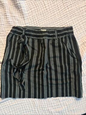 LOFT like new Black & White Tie-Front Women's Skirt